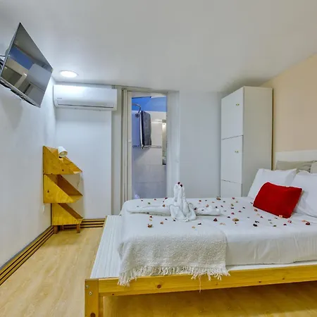 Cetral And Cozy In Bairro Alto Apartment Lisbon
